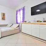 Izzhome Regina Margherita * プーラ